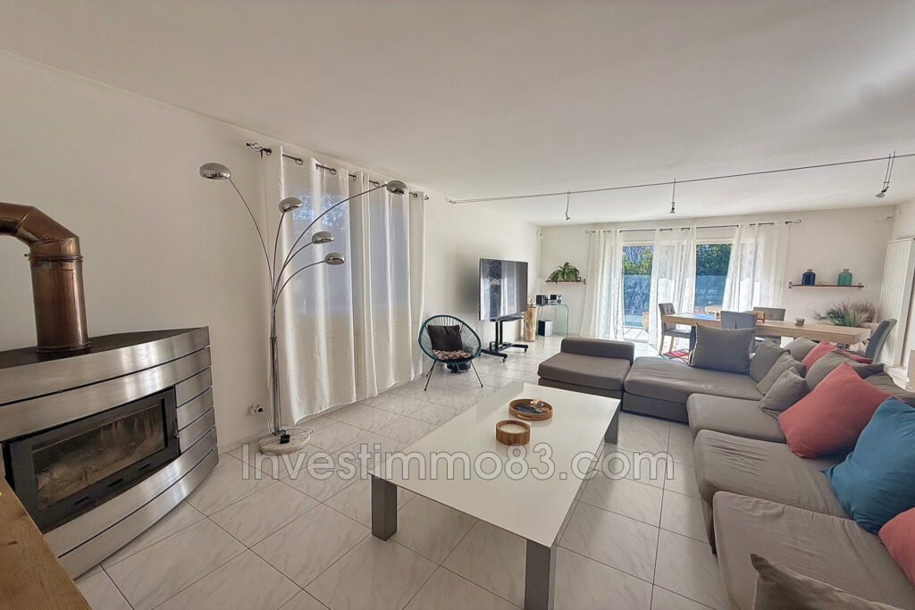 En plein centre de GREASQUE, au calme, proche de toutes les co – 7 pièces – 5 chambres – 230.00 m²