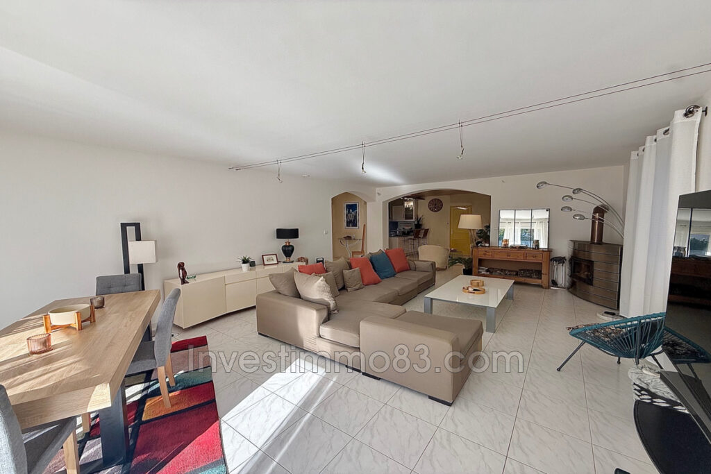 En plein centre de GREASQUE, au calme, proche de toutes les co – 7 pièces – 5 chambres – 230.00 m²