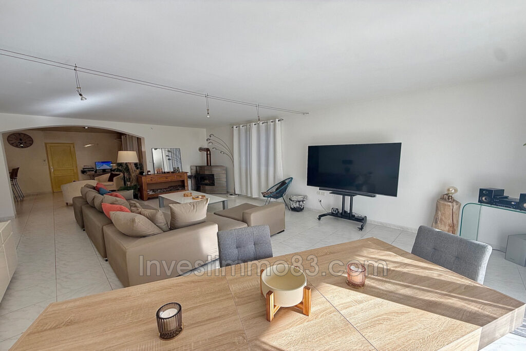 En plein centre de GREASQUE, au calme, proche de toutes les co – 7 pièces – 5 chambres – 230.00 m²