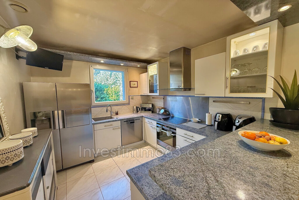 En plein centre de GREASQUE, au calme, proche de toutes les co – 7 pièces – 5 chambres – 230.00 m²