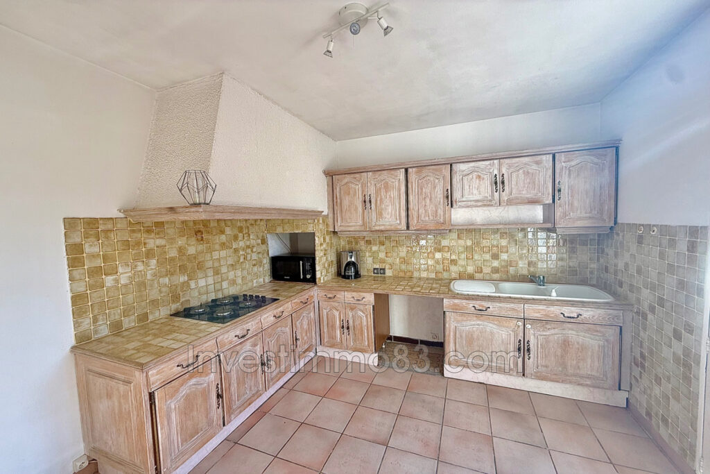 En plein centre de GREASQUE, au calme, proche de toutes les co – 7 pièces – 5 chambres – 230.00 m²