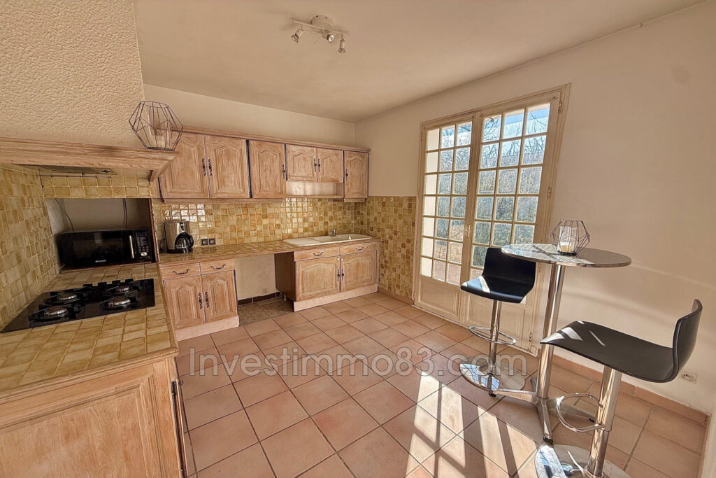 En plein centre de GREASQUE, au calme, proche de toutes les co – 7 pièces – 5 chambres – 230.00 m²