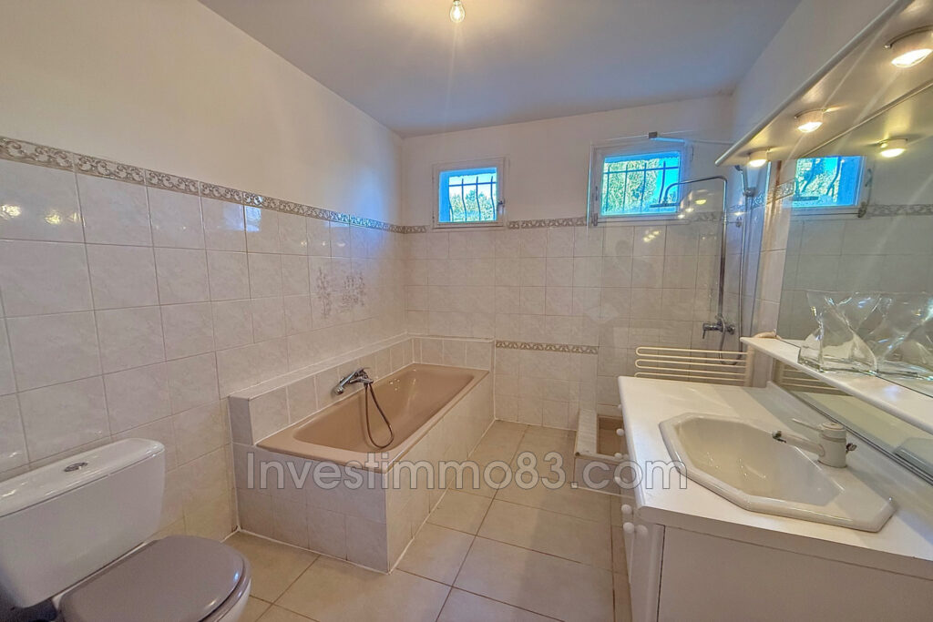 En plein centre de GREASQUE, au calme, proche de toutes les co – 7 pièces – 5 chambres – 230.00 m²