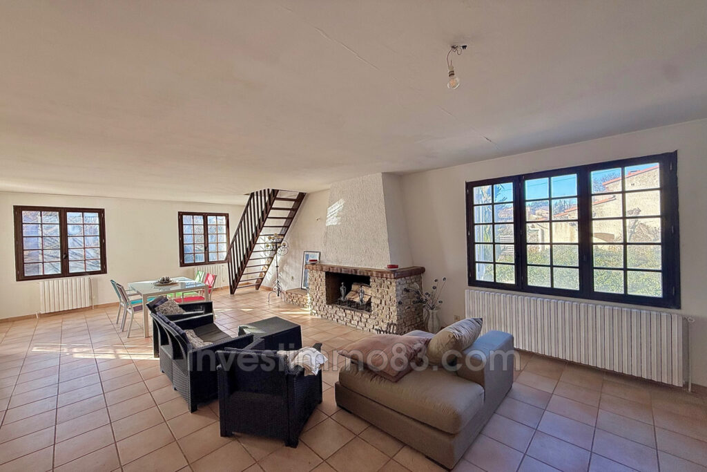 En plein centre de GREASQUE, au calme, proche de toutes les co – 7 pièces – 5 chambres – 230.00 m²