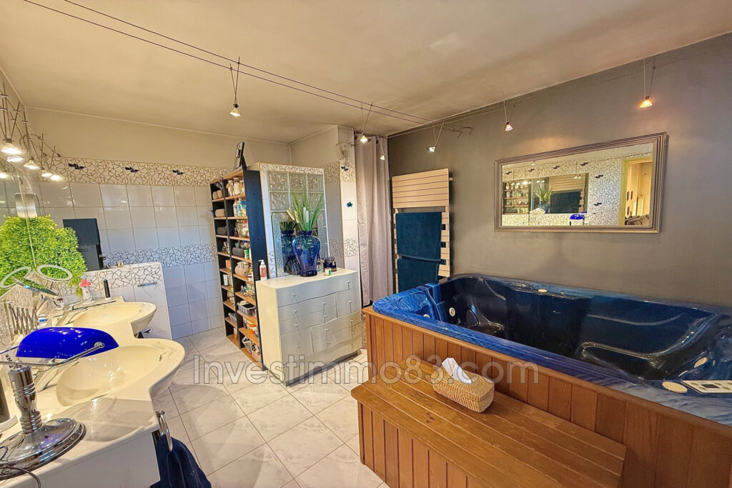 En plein centre de GREASQUE, au calme, proche de toutes les co – 7 pièces – 5 chambres – 230.00 m²