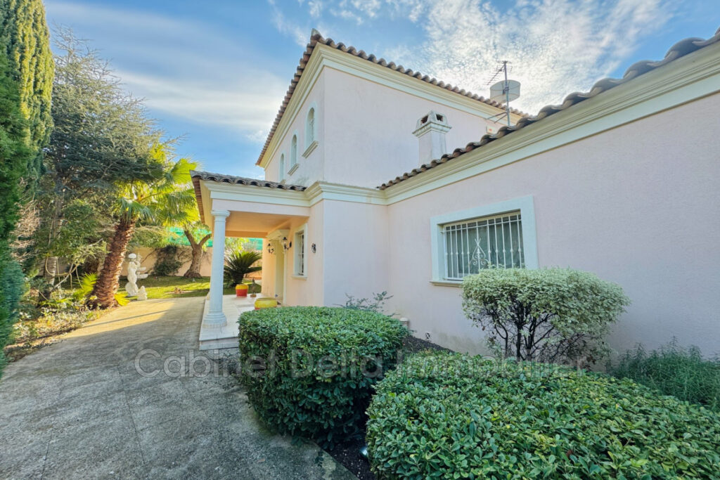 Située entre plages et centre ville de SANARY SUR MER – 3 pièces – 3 chambres – 250.00 m²