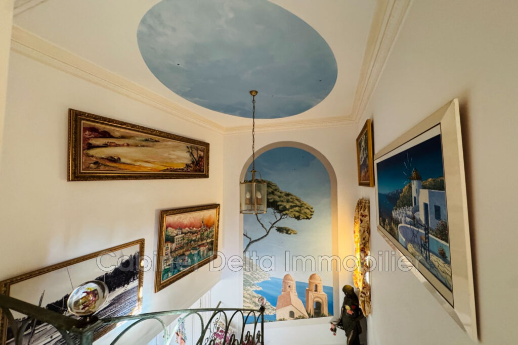 Située entre plages et centre ville de SANARY SUR MER – 3 pièces – 3 chambres – 250.00 m²