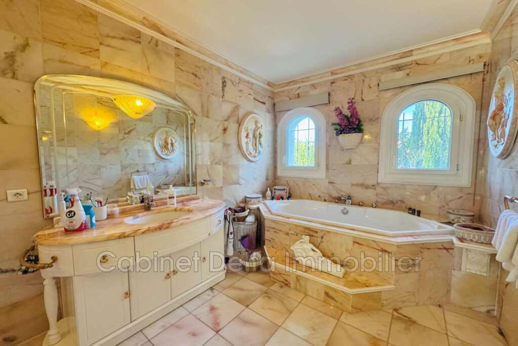 Située entre plages et centre ville de SANARY SUR MER – 3 pièces – 3 chambres – 250.00 m²