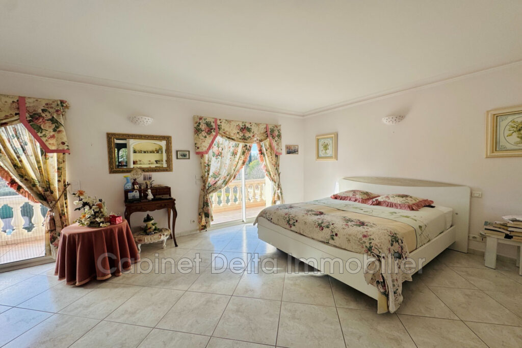 Située entre plages et centre ville de SANARY SUR MER – 3 pièces – 3 chambres – 250.00 m²