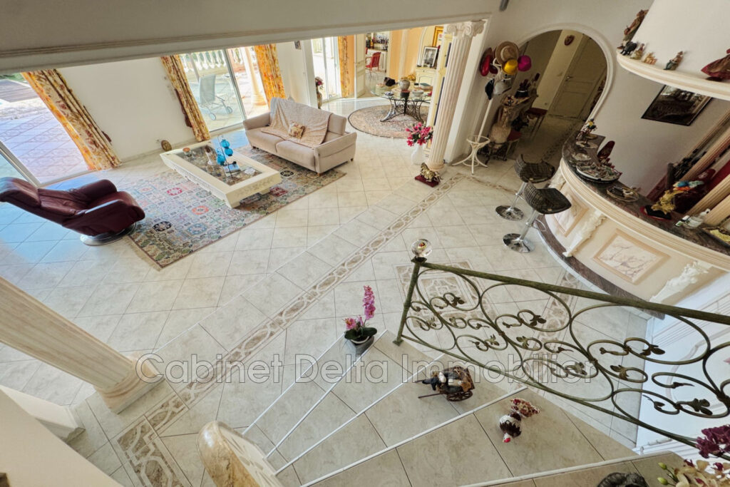 Située entre plages et centre ville de SANARY SUR MER – 3 pièces – 3 chambres – 250.00 m²