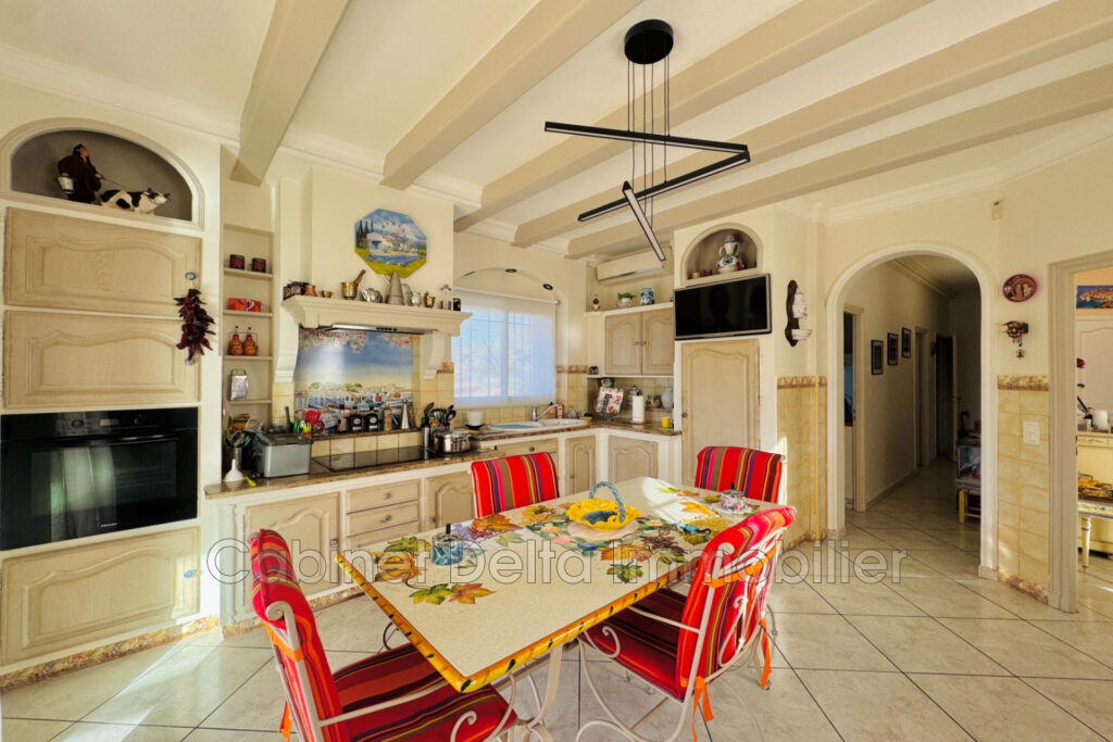 Située entre plages et centre ville de SANARY SUR MER – 3 pièces – 3 chambres – 250.00 m²