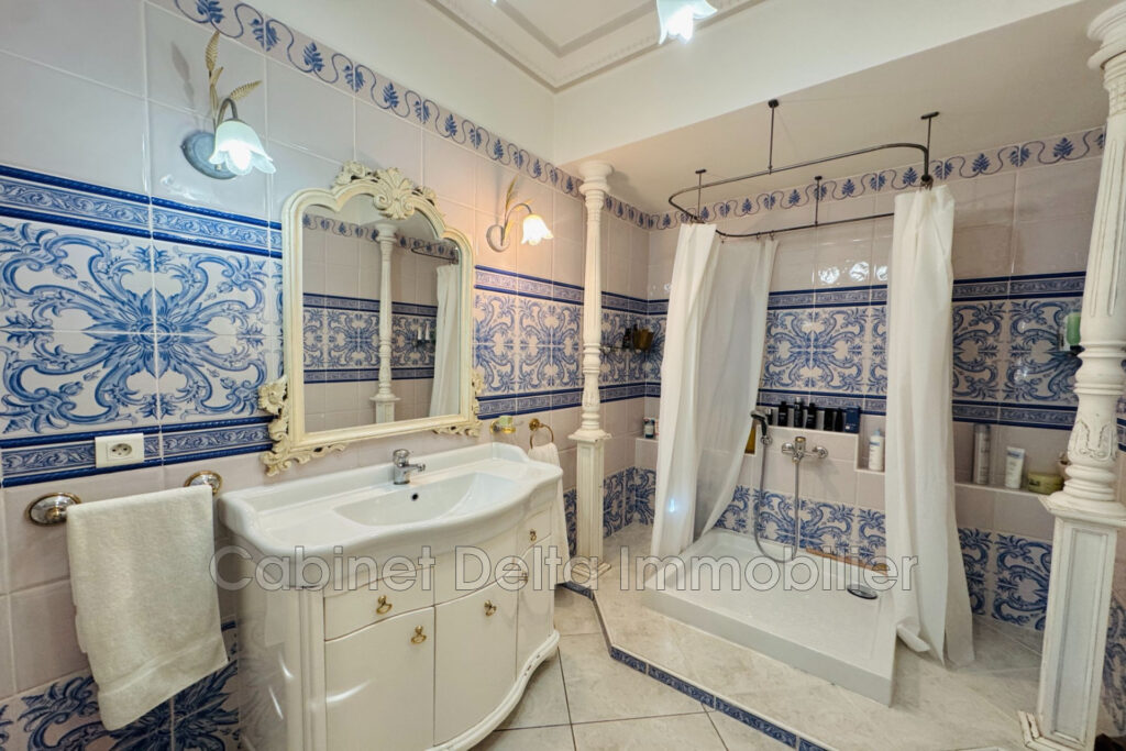 Située entre plages et centre ville de SANARY SUR MER – 3 pièces – 3 chambres – 250.00 m²