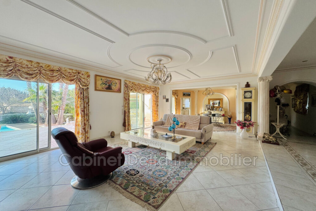 Située entre plages et centre ville de SANARY SUR MER – 3 pièces – 3 chambres – 250.00 m²