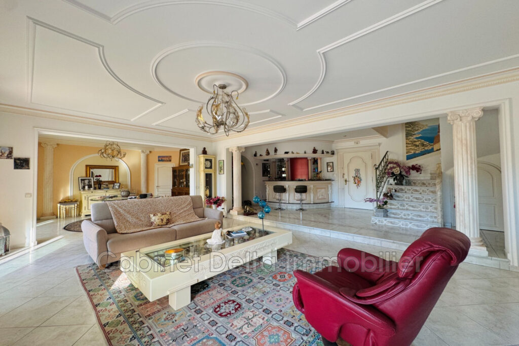 Située entre plages et centre ville de SANARY SUR MER – 3 pièces – 3 chambres – 250.00 m²