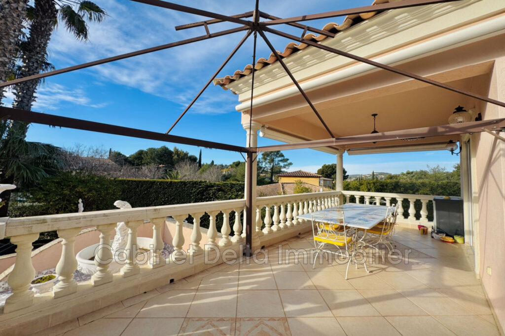 Située entre plages et centre ville de SANARY SUR MER – 3 pièces – 3 chambres – 250.00 m²