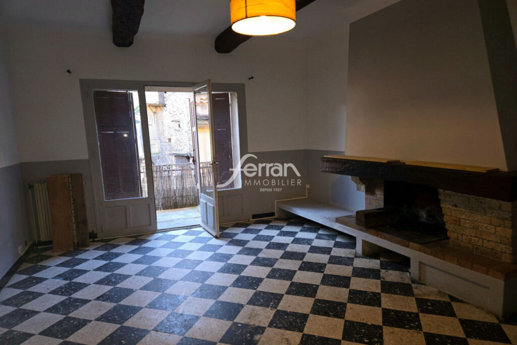 A vendre à Salernes maison de village avec jardin – 6 pièces – 3 chambres – 100.00 m²