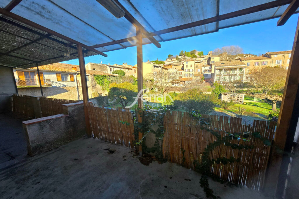 A vendre à Salernes maison de village avec jardin – 6 pièces – 3 chambres – 100.00 m²