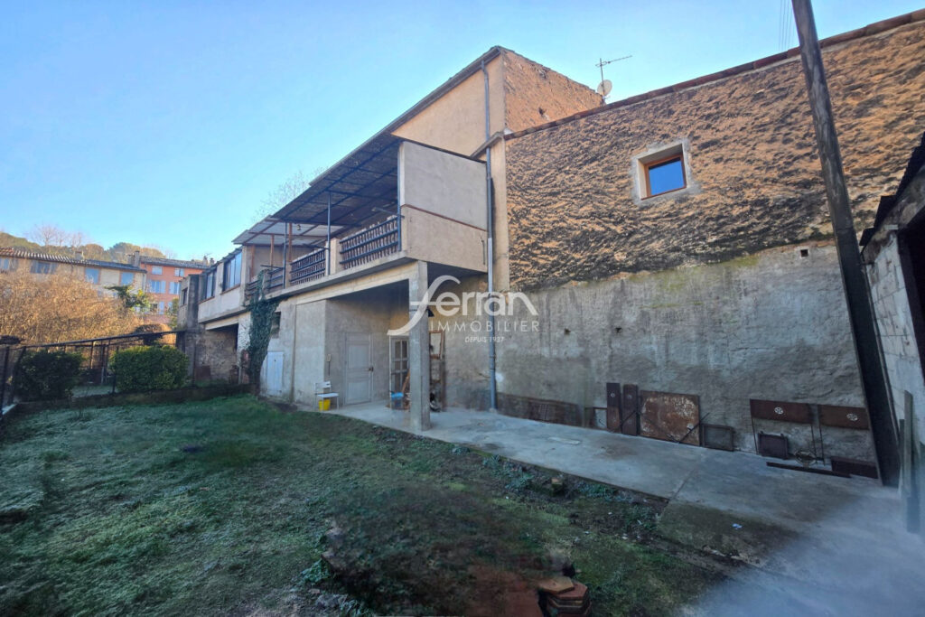 A vendre à Salernes maison de village avec jardin – 6 pièces – 3 chambres – 100.00 m²