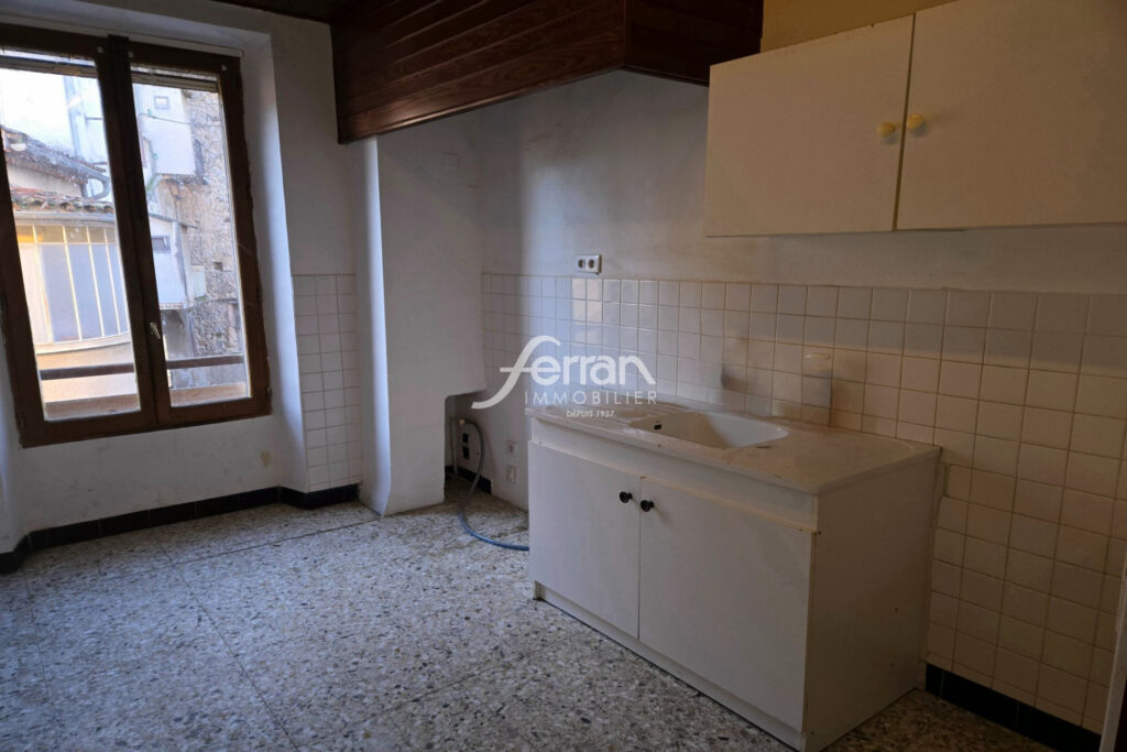 A vendre à Salernes maison de village avec jardin – 6 pièces – 3 chambres – 100.00 m²