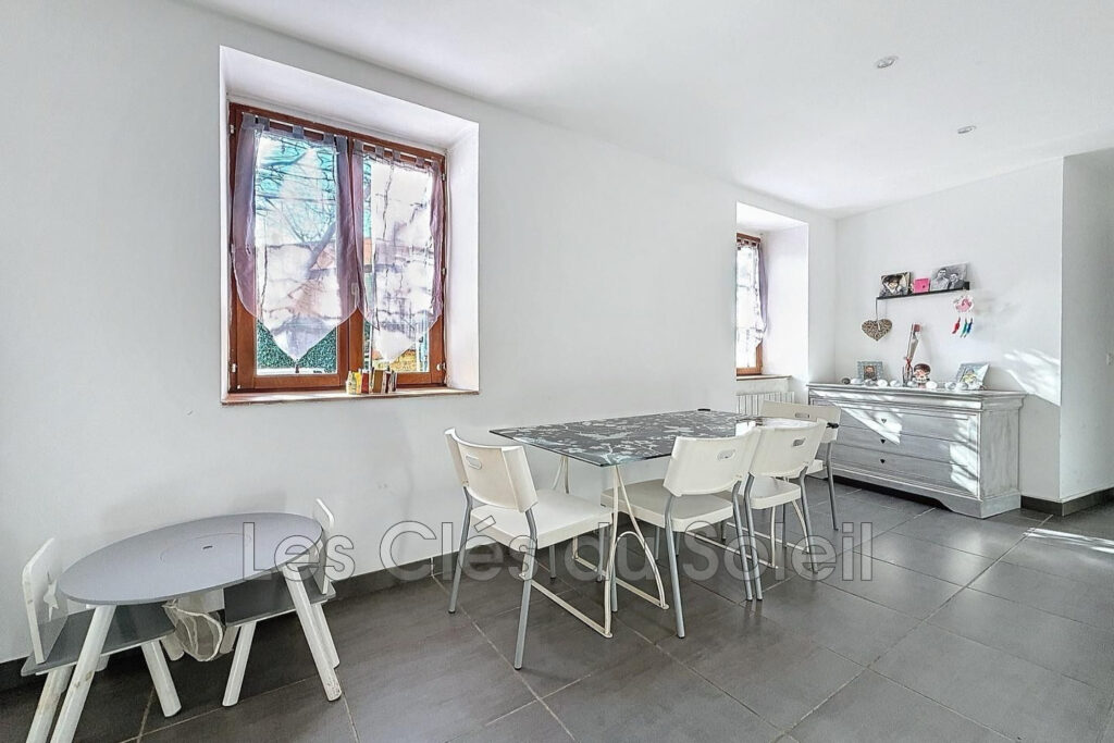 Appartement de type 3 situé Brignoles   Découvrez ce bel appar – 3 pièces – 2 chambres – 55.00 m²