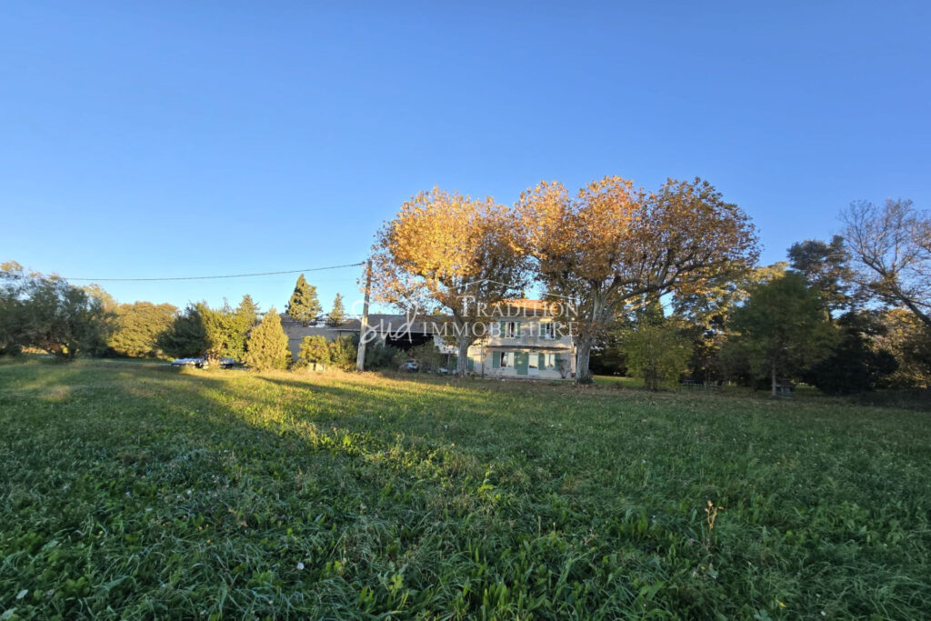 MAS EN CAMPAGNE DU VILLAGE DE MOURIES  – 2 pièces – NR chambres – 235.00 m²