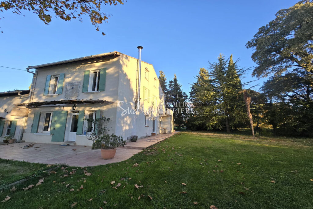 MAS EN CAMPAGNE DU VILLAGE DE MOURIES  – 2 pièces – NR chambres – 235.00 m²