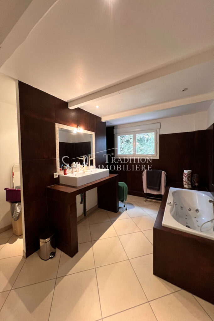 MAS EN CAMPAGNE DU VILLAGE DE MOURIES  – 2 pièces – NR chambres – 235.00 m²