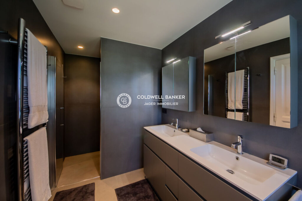 Villa face au golf dans un domaine avec agents de sécurités et – 5 pièces – 4 chambres – 194.00 m²