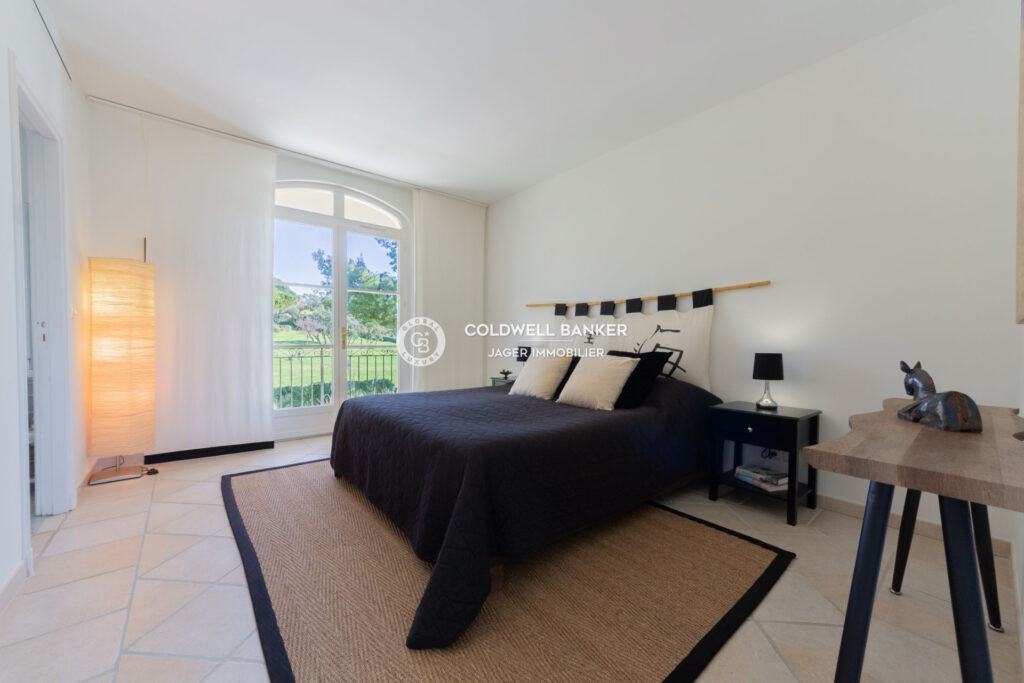 Villa face au golf dans un domaine avec agents de sécurités et – 5 pièces – 4 chambres – 194.00 m²