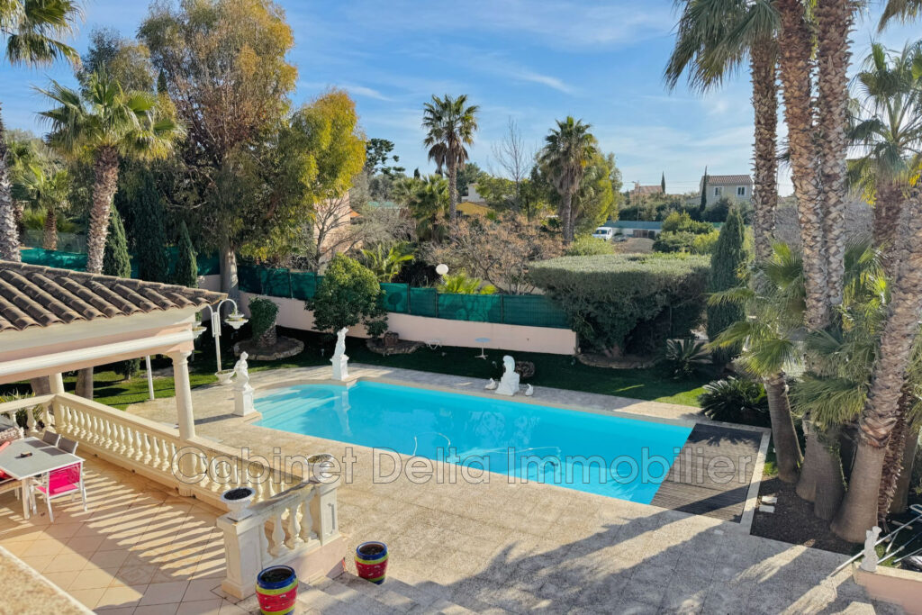 Située entre plages et centre ville de SANARY SUR MER – 3 pièces – 3 chambres – 250.00 m²