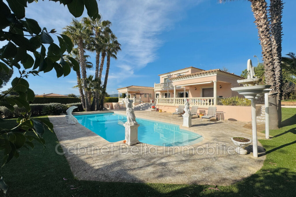Située entre plages et centre ville de SANARY SUR MER – 3 pièces – 3 chambres – 250.00 m²