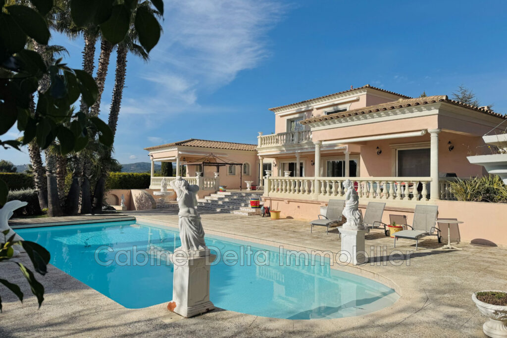 Située entre plages et centre ville de SANARY SUR MER – 3 pièces – 3 chambres – 250.00 m²