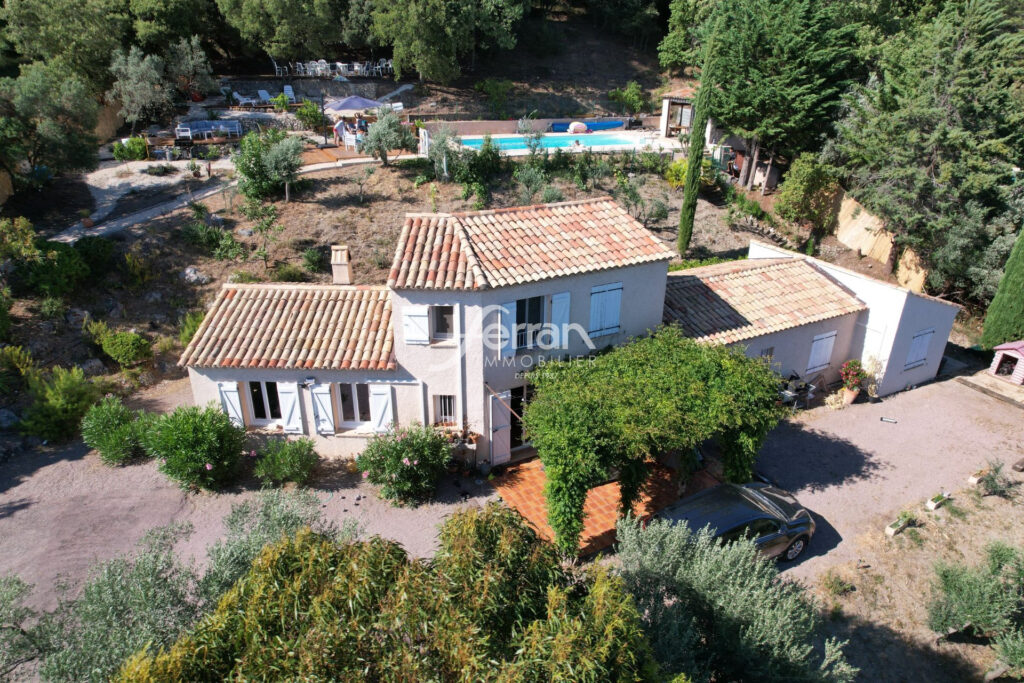 A vendre Proche du village de Callas – maison de 200 m² avec v – 5 pièces – 4 chambres – 201.00 m²