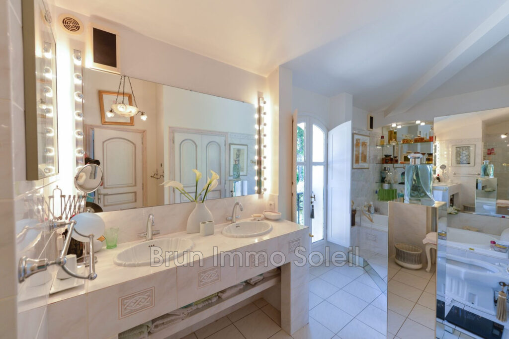 vente  7 Pièce(s) – 7 pièces – 4 chambres – 305.00 m²