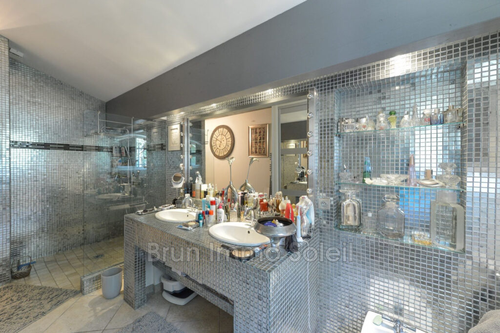 vente  7 Pièce(s) – 7 pièces – 4 chambres – 305.00 m²