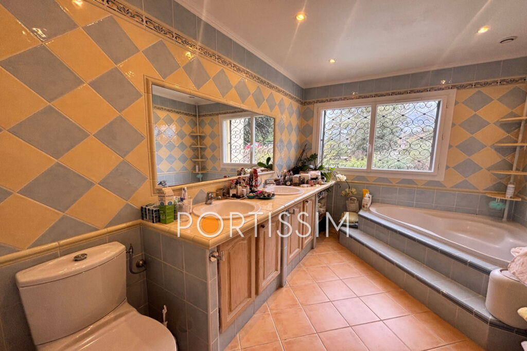 Villa individuelle La Colle-sur-Loup, – 5 pièces – 3 chambres – 224.00 m²