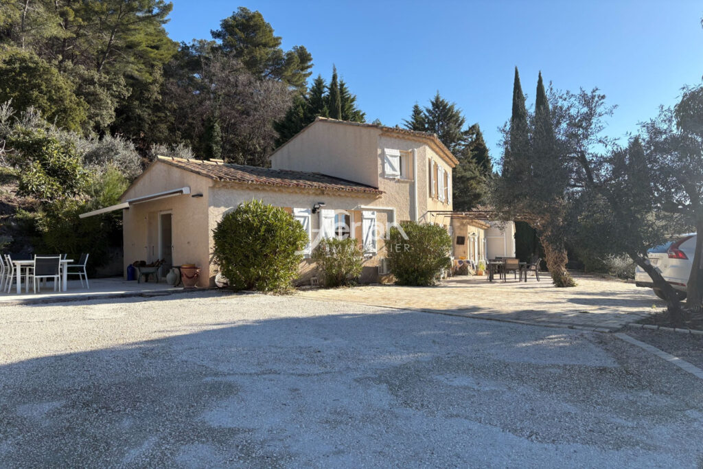 A vendre Proche du village de Callas – maison de 200 m² avec v – 5 pièces – 4 chambres – 201.00 m²
