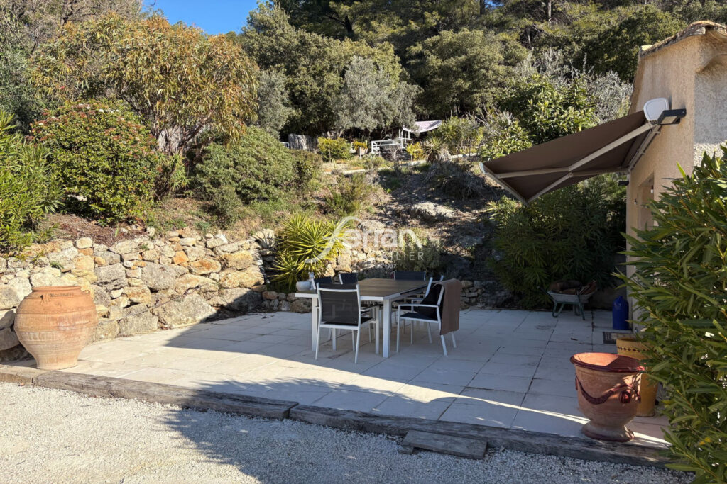 A vendre Proche du village de Callas – maison de 200 m² avec v – 5 pièces – 4 chambres – 201.00 m²