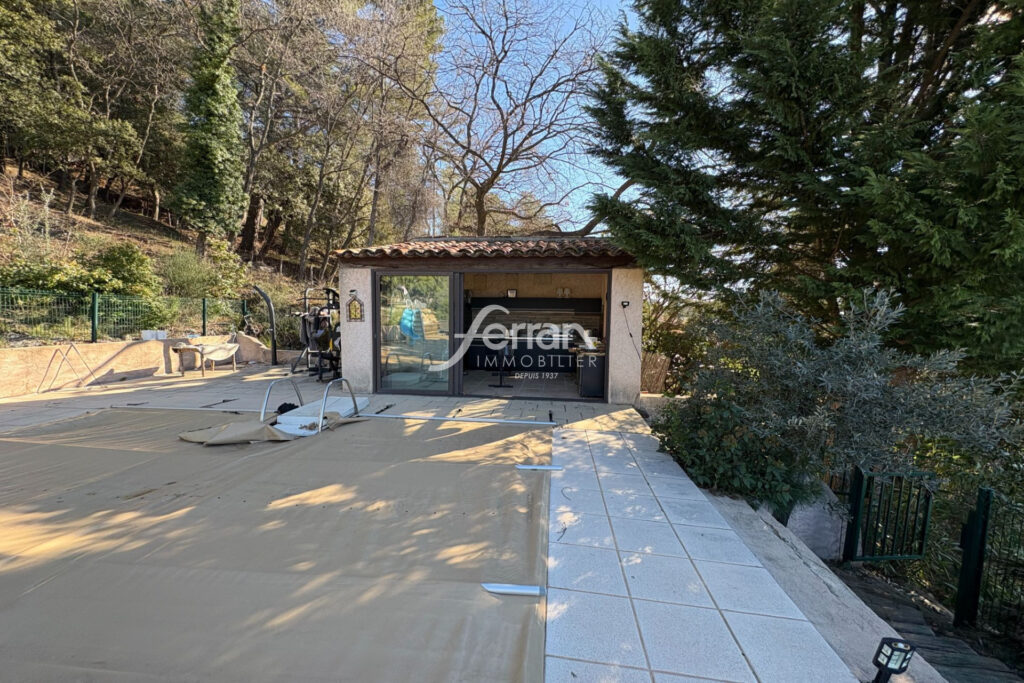 A vendre Proche du village de Callas – maison de 200 m² avec v – 5 pièces – 4 chambres – 201.00 m²