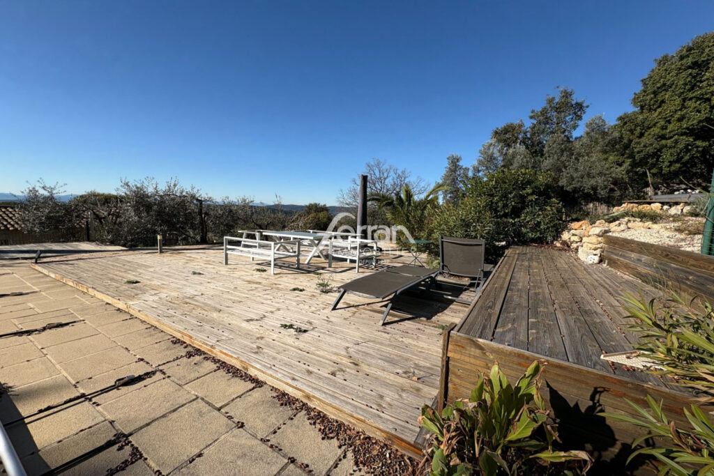 A vendre Proche du village de Callas – maison de 200 m² avec v – 5 pièces – 4 chambres – 201.00 m²