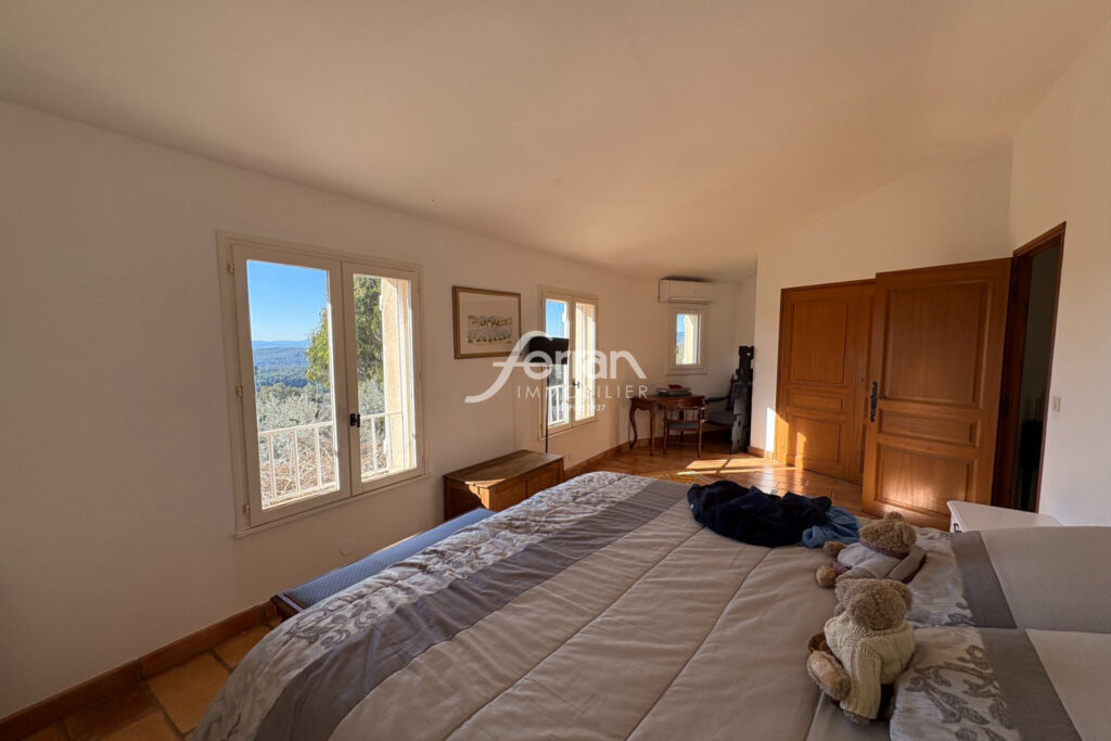 A vendre Proche du village de Callas – maison de 200 m² avec v – 5 pièces – 4 chambres – 201.00 m²