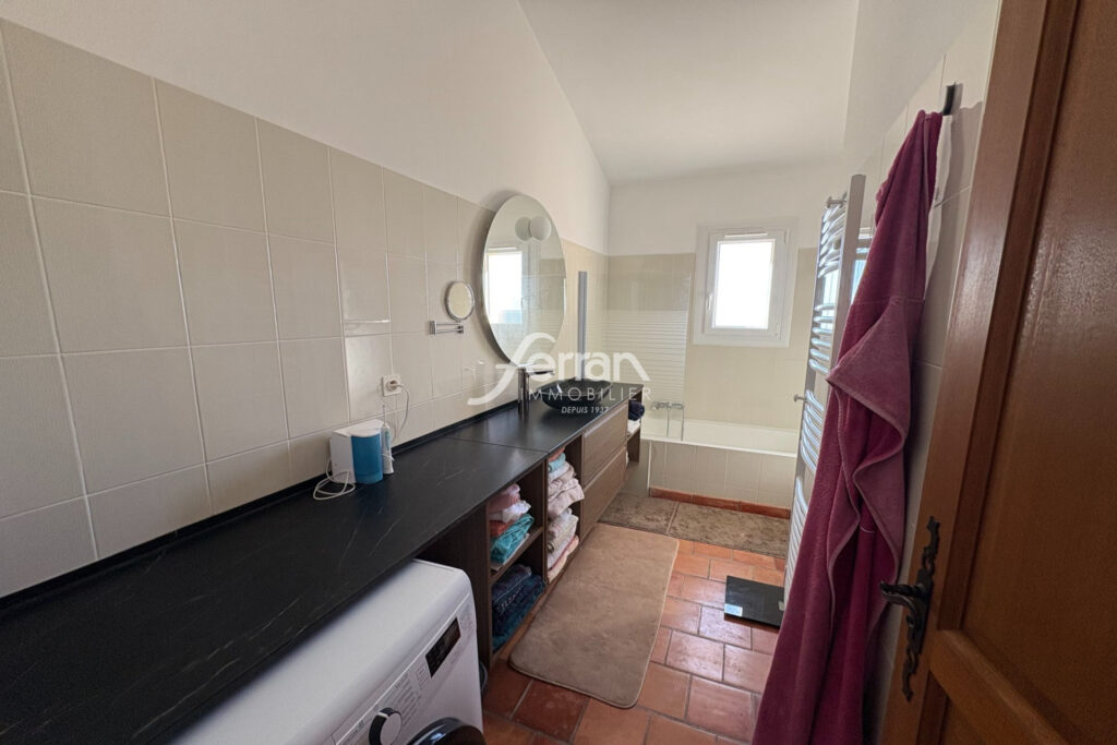 A vendre Proche du village de Callas – maison de 200 m² avec v – 5 pièces – 4 chambres – 201.00 m²