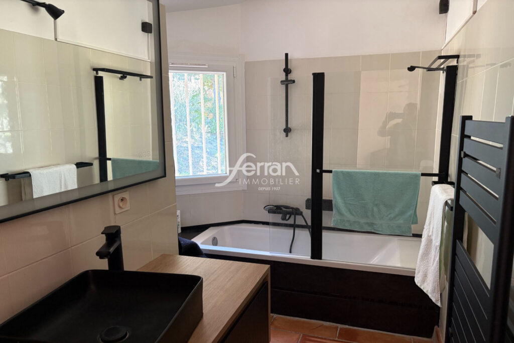 A vendre Proche du village de Callas – maison de 200 m² avec v – 5 pièces – 4 chambres – 201.00 m²