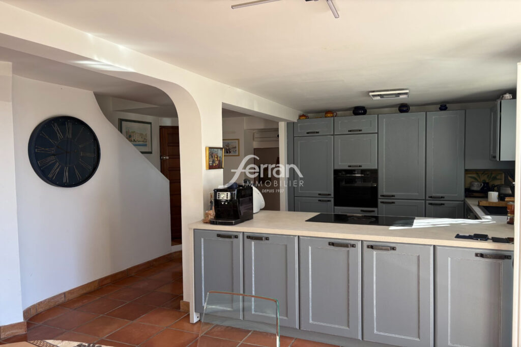 A vendre Proche du village de Callas – maison de 200 m² avec v – 5 pièces – 4 chambres – 201.00 m²