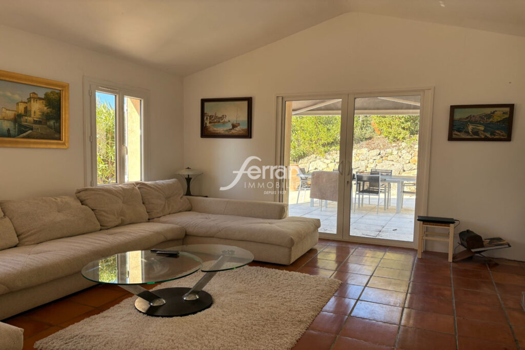 A vendre Proche du village de Callas – maison de 200 m² avec v – 5 pièces – 4 chambres – 201.00 m²