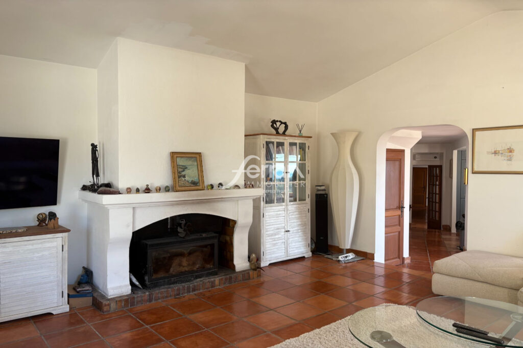 A vendre Proche du village de Callas – maison de 200 m² avec v – 5 pièces – 4 chambres – 201.00 m²