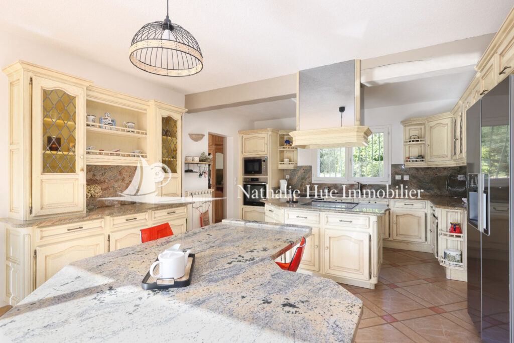 vente propriété – NR pièces – 4 chambres – 275.95 m²