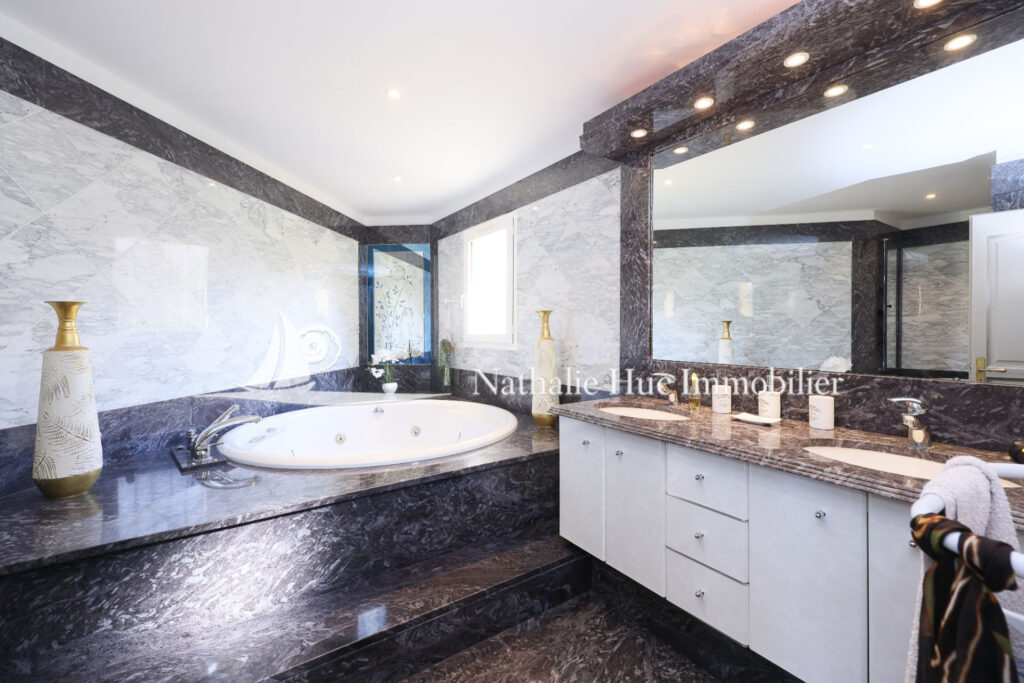 vente propriété – NR pièces – 4 chambres – 275.95 m²