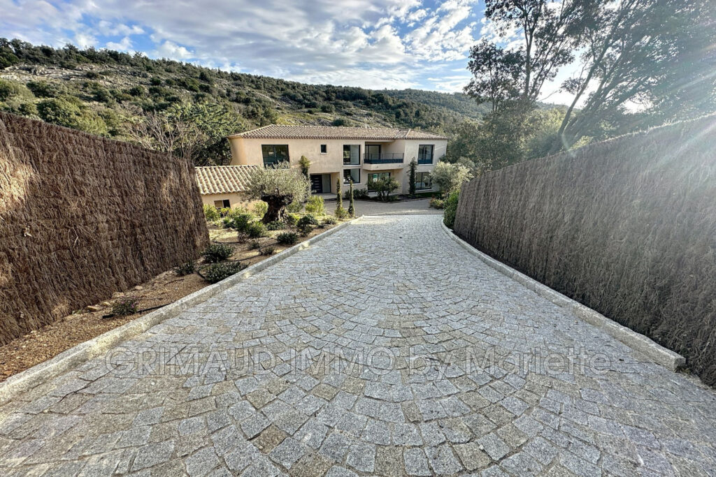 villa neuve livraison fin 2024, au calme avec 6ha de terrain.  – 5 pièces – 4 chambres – 4  – 240.00 m²