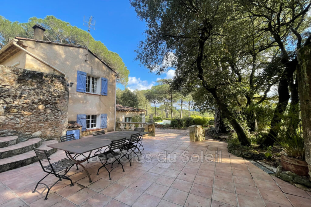 A VOIR ABSOLUMENT BRIGNOLES  – Villa de 160m2 avec un terrain – 6 pièces – 4 chambres – 163.00 m²